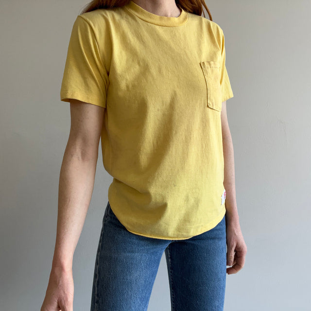 T-shirt à poche jaune pâle super taché des années 1980