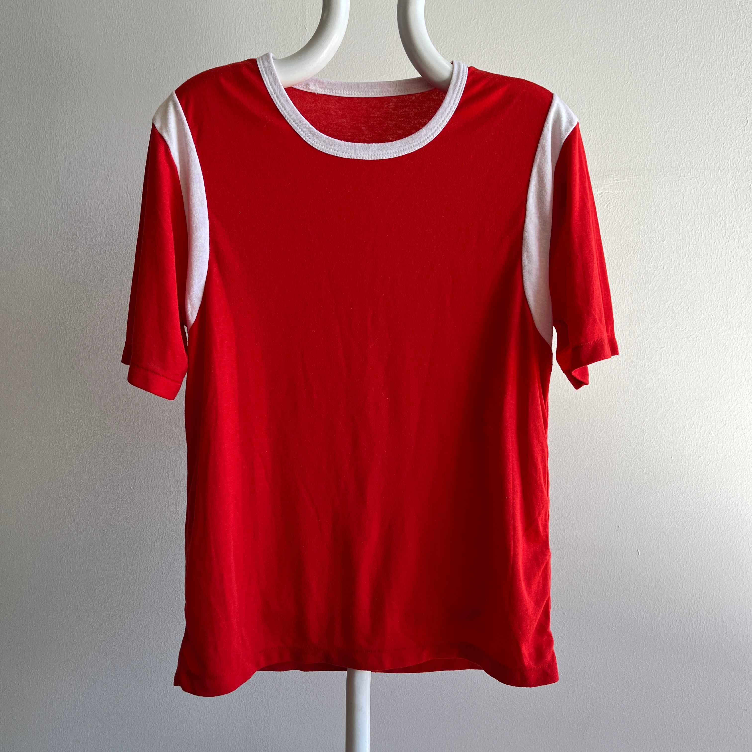 T-shirt à blocs de couleur rouge et blanc des années 1970