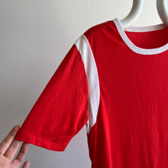 T-shirt à blocs de couleur rouge et blanc des années 1970