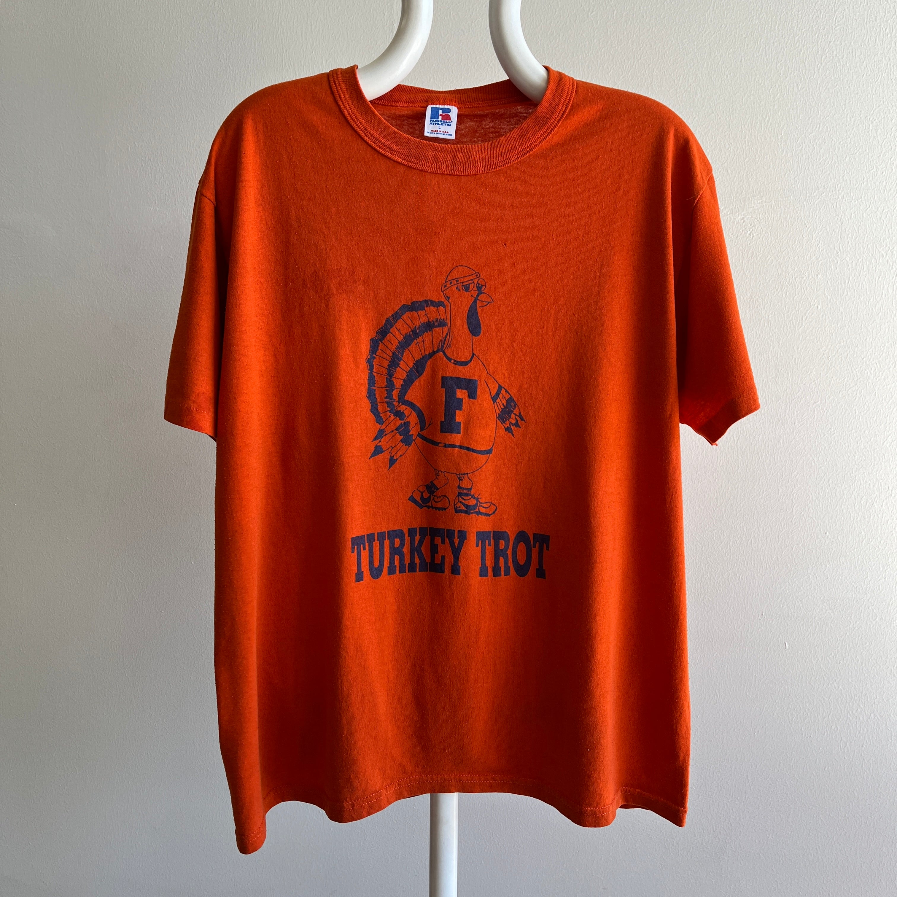 T-shirt Turkey Trot des années 1980 - les gars, la Turquie porte des Nikes...