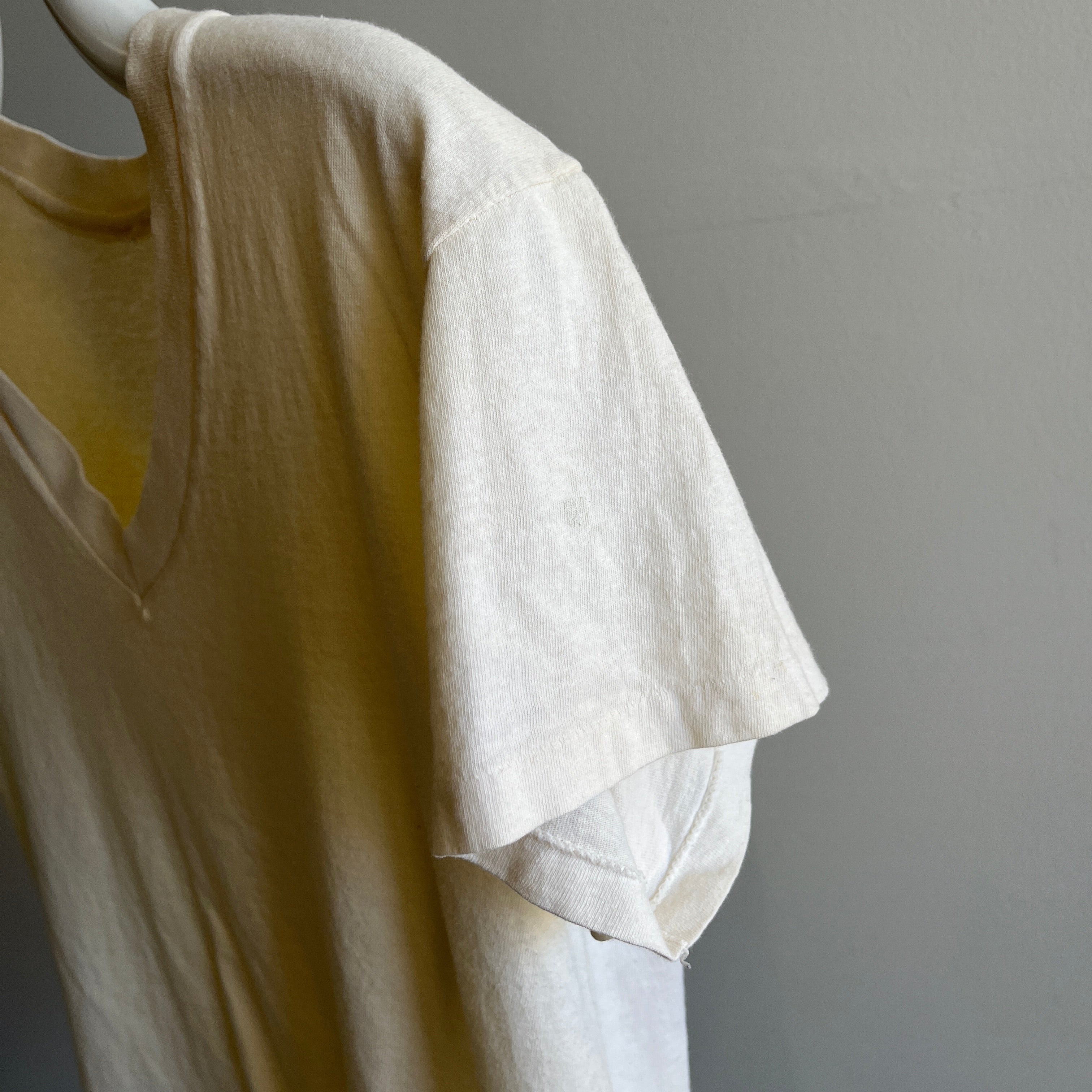 T-shirt à col en V en coton écru vieilli des années 1980 - WOW