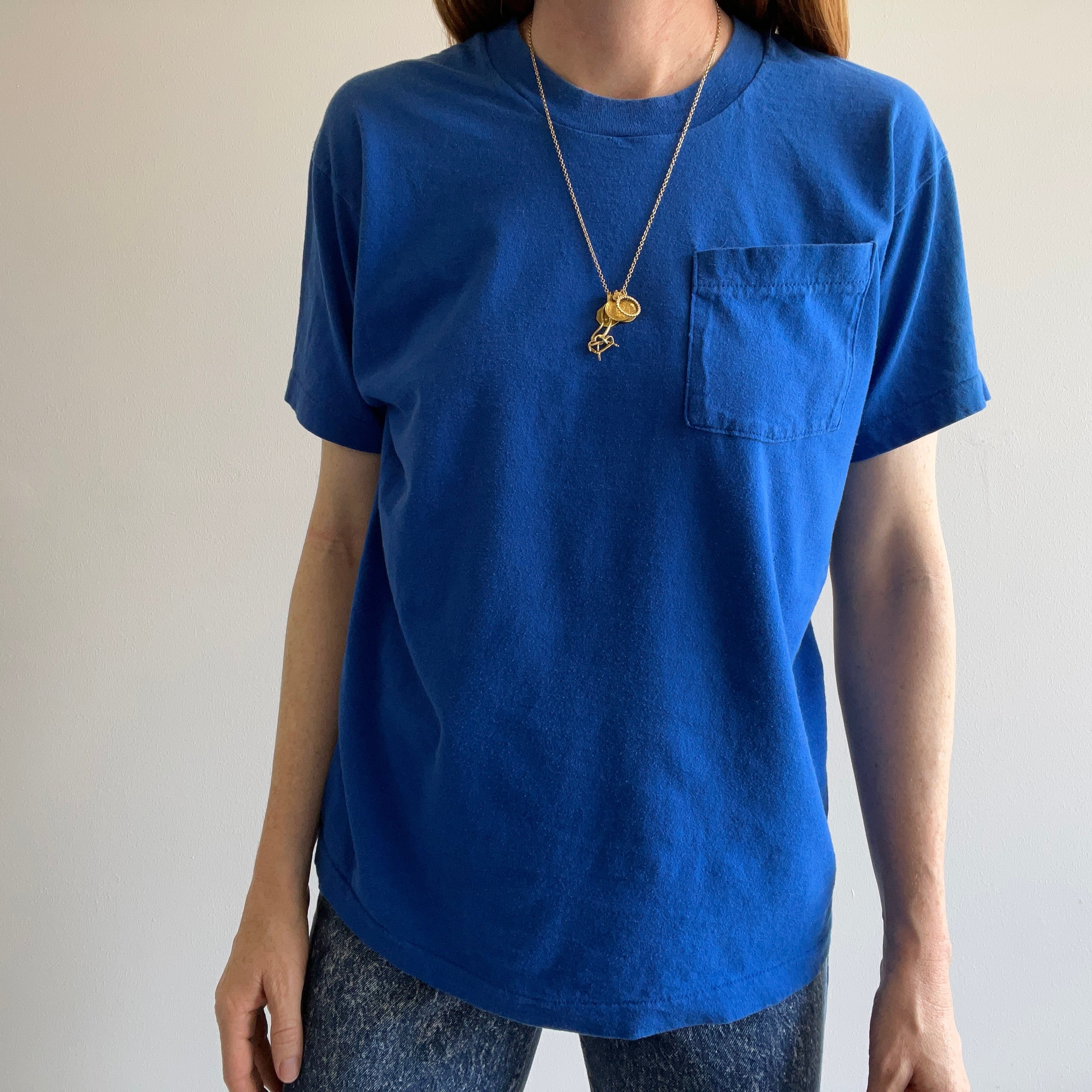 T-shirt à poche vierge bleu royal des années 1980 par FOTL