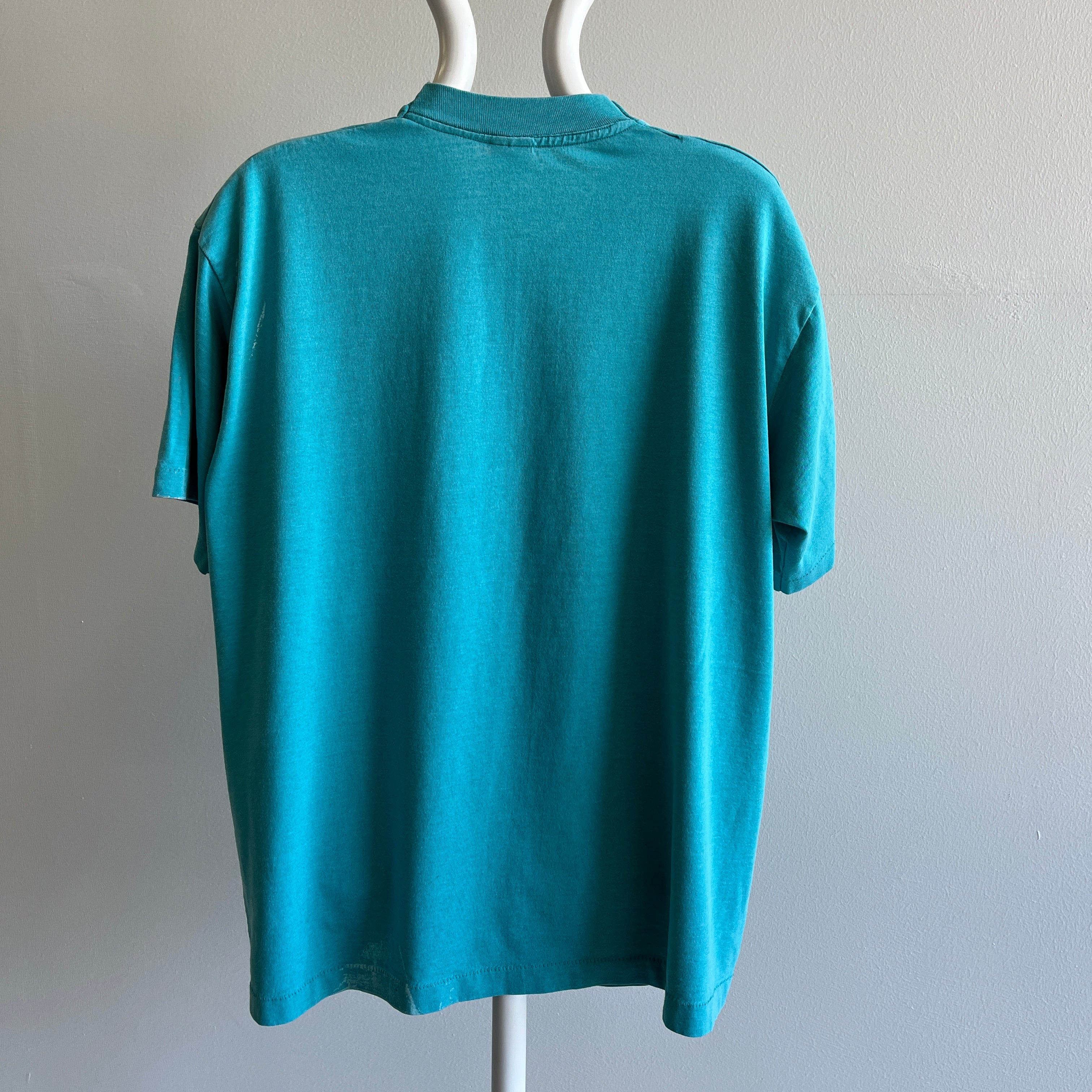 T-shirt à poche à point unique bleu sarcelle teinté de peinture des années 1980 par FOTL