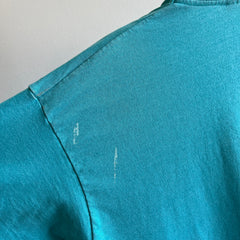 T-shirt à poche à point unique bleu sarcelle teinté de peinture des années 1980 par FOTL