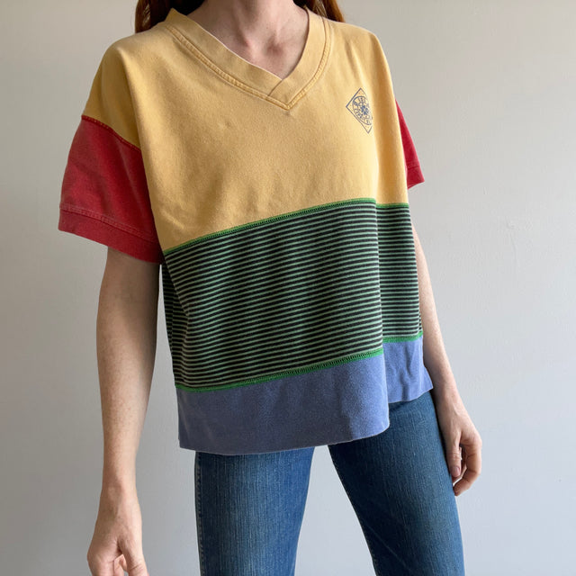 T-shirt à col en V carré à blocs de couleurs super cool des années 1990