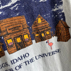 1980s Driggs, Idaho - Le centre culturel de l'univers - T-shirt en coton à manches longues