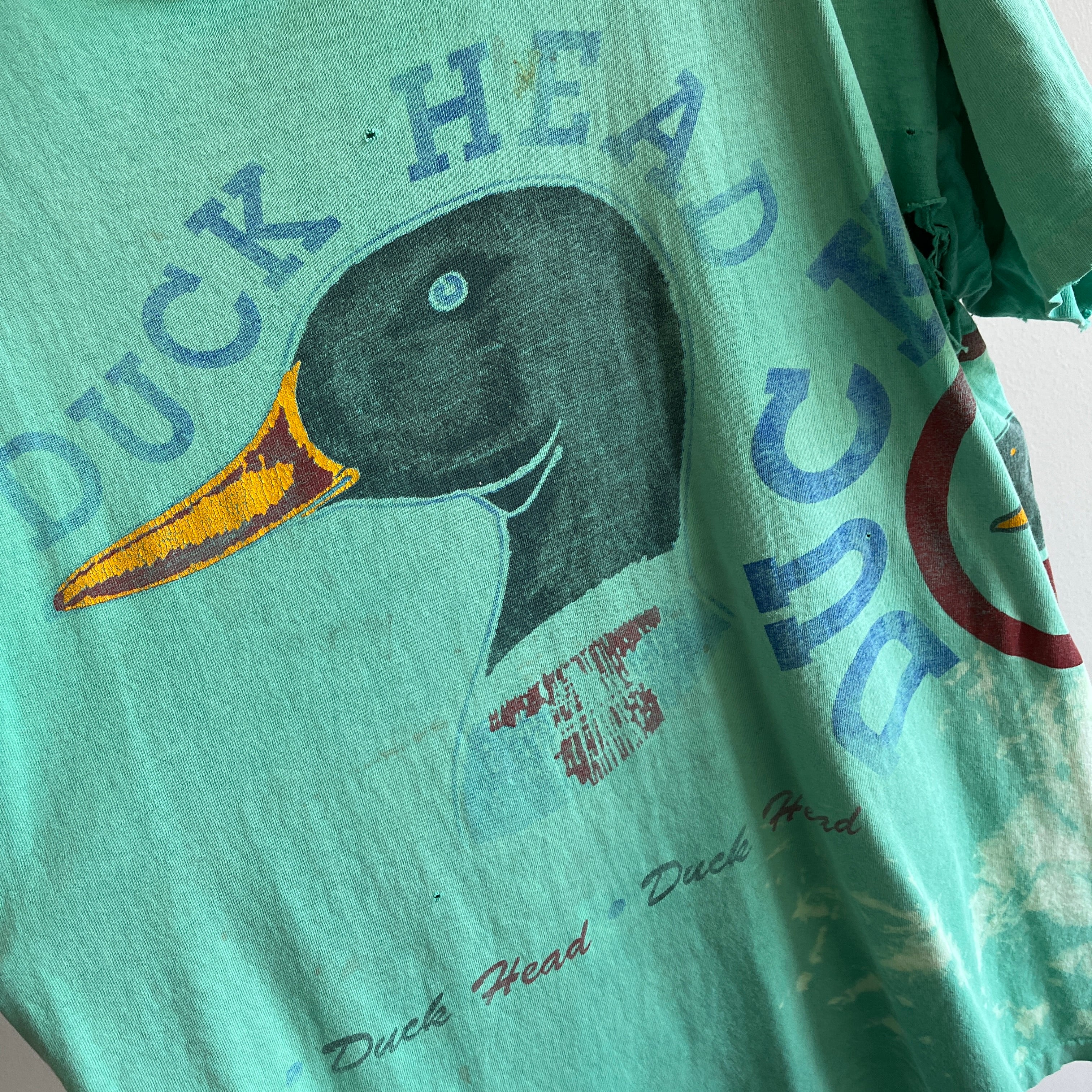 T-shirt tête de canard des années 1990 au-delà de BEAT UP AND BLEACH STAINED