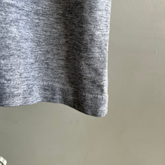 T-shirt gris et noir à manches retroussées contrastées des années 1990