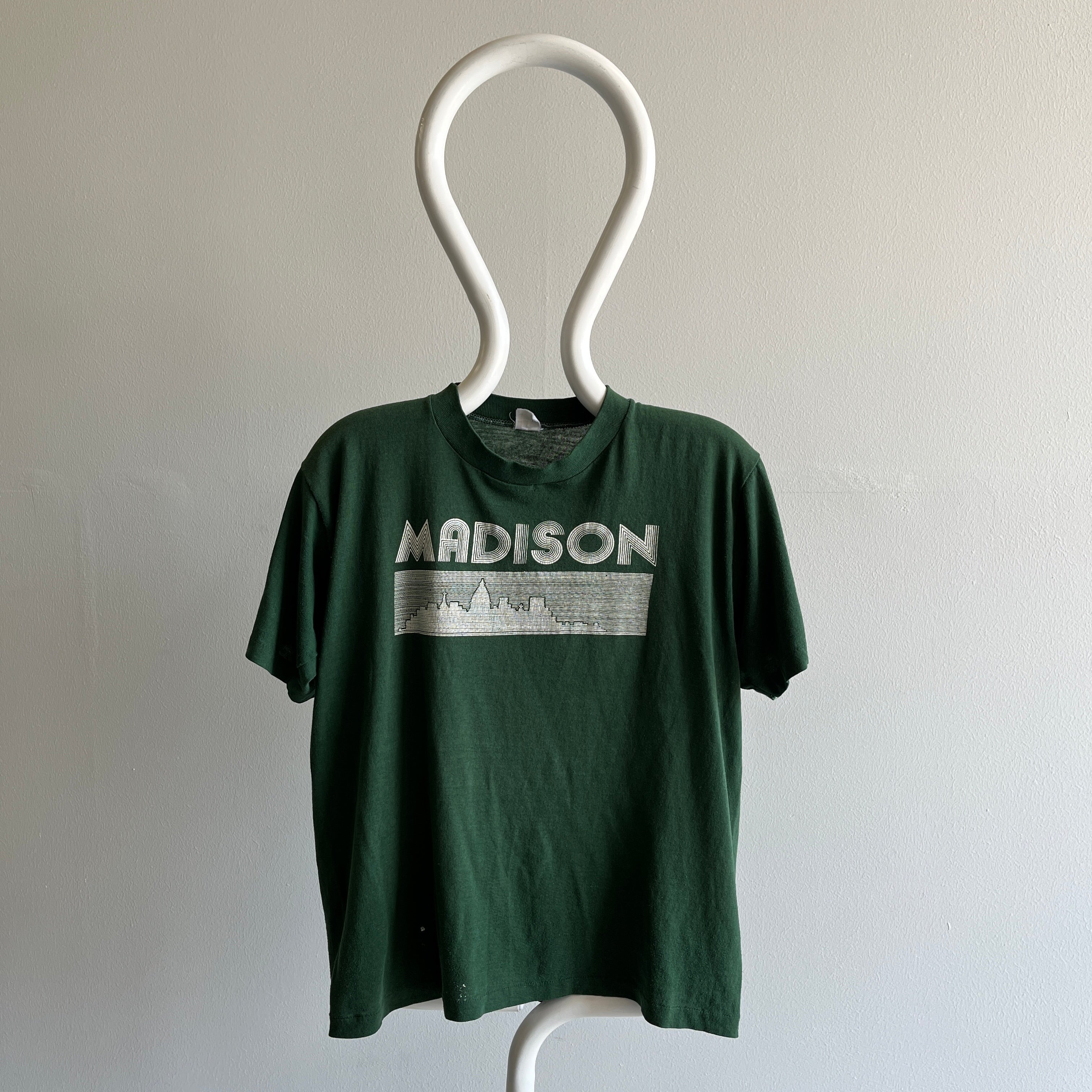 T-shirt Madison Tourist des années 1970 par Velva Sheen