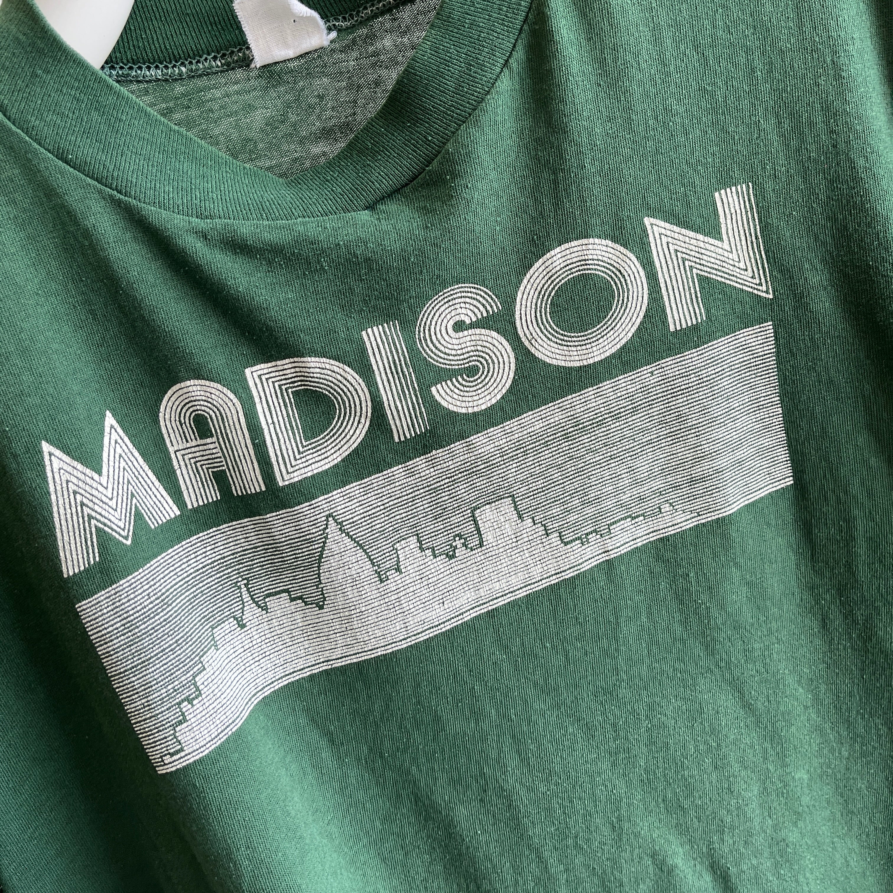T-shirt Madison Tourist des années 1970 par Velva Sheen