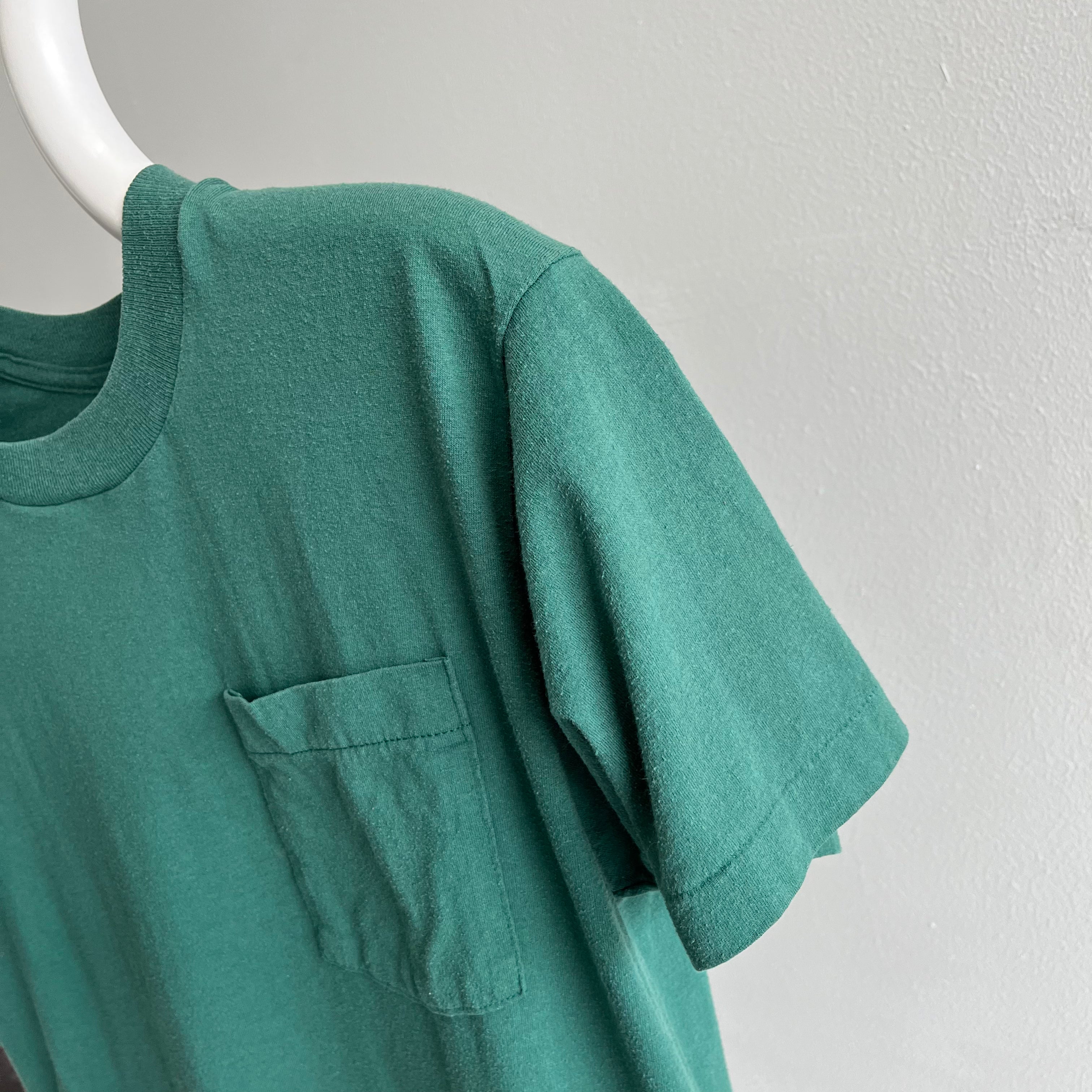 T-shirt à poche lisière vert vierge des années 1980 - Dreamy