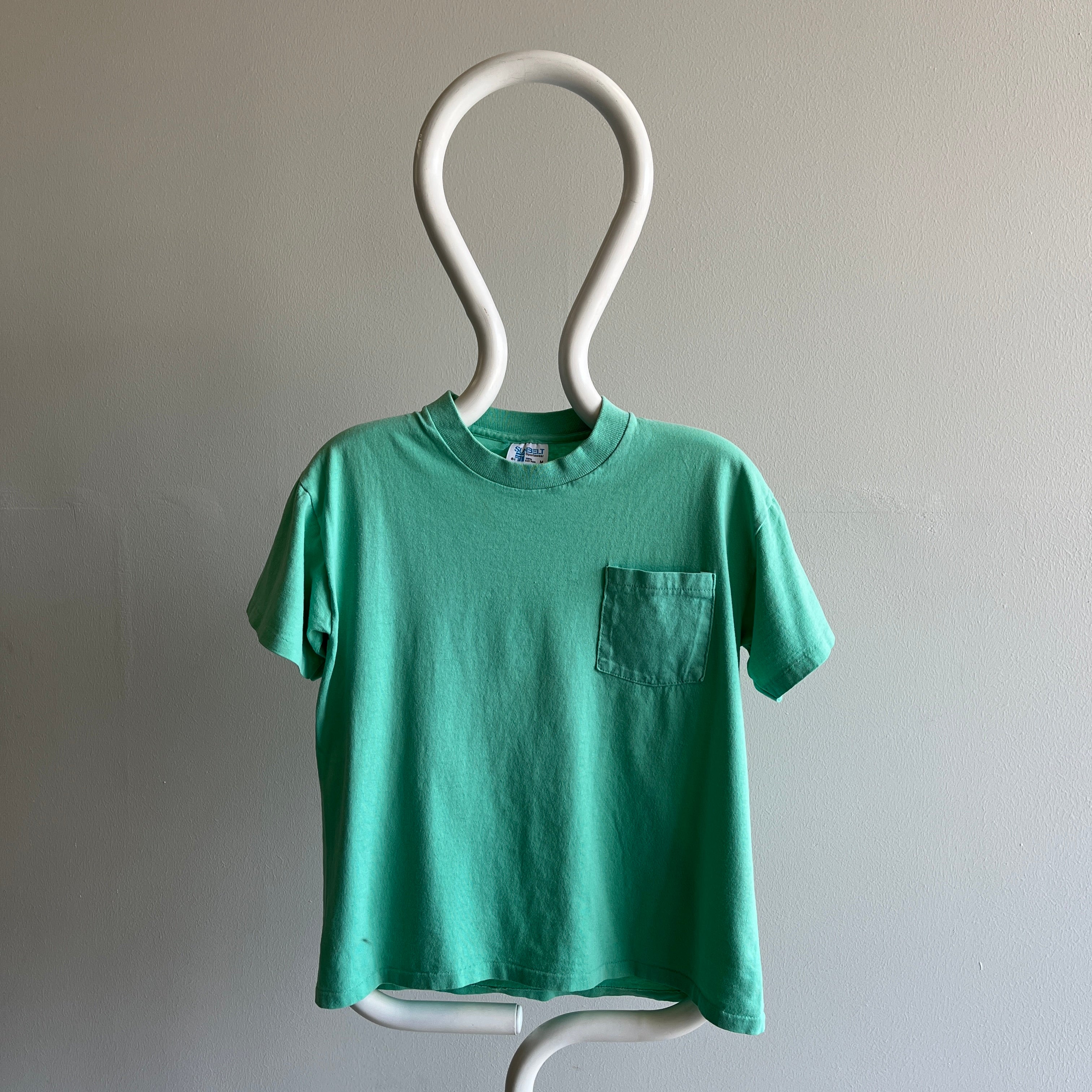 T-shirt à poche en coton vert écume de mer des années 1980 par Sun Belt