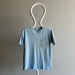 T-shirt à poche en coton bleu clair super délavé et teinté des années 1980 GG