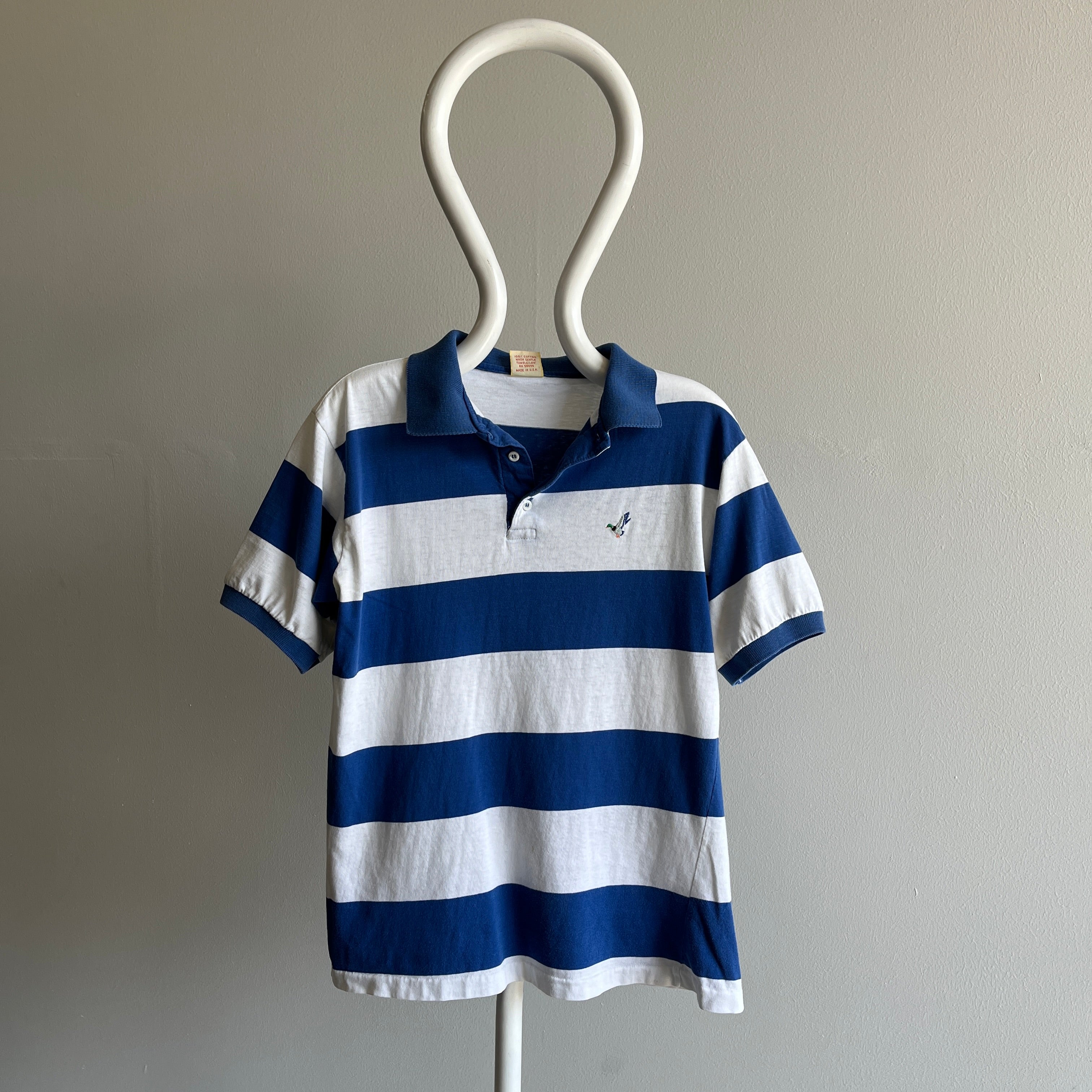 T-shirt polo rayé bleu et blanc GG des années 1980 fabriqué aux États-Unis