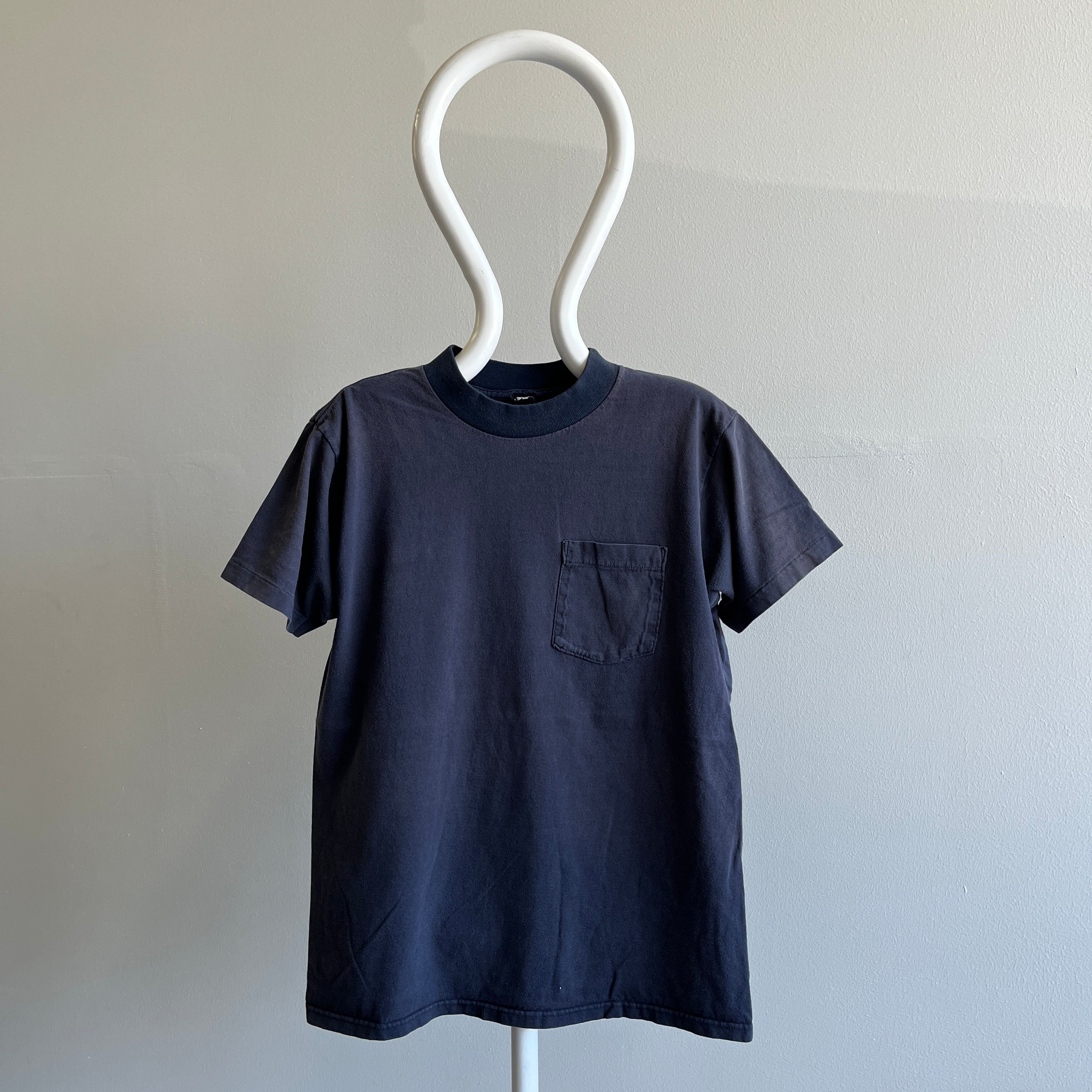 T-shirt à poche bleu marine délavé des années 1980 avec un col plus foncé - Tout est dans les détails !