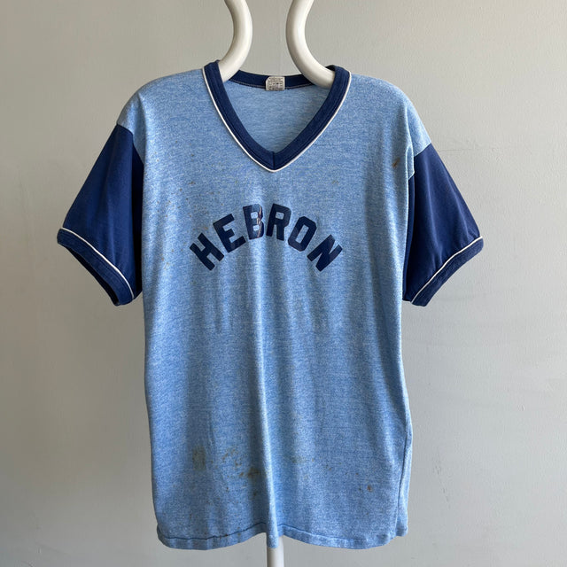 1977 Russell Brand "Hebron" T-shirt à manches courtes de baseball à col en V TRÈS TRÈS taché