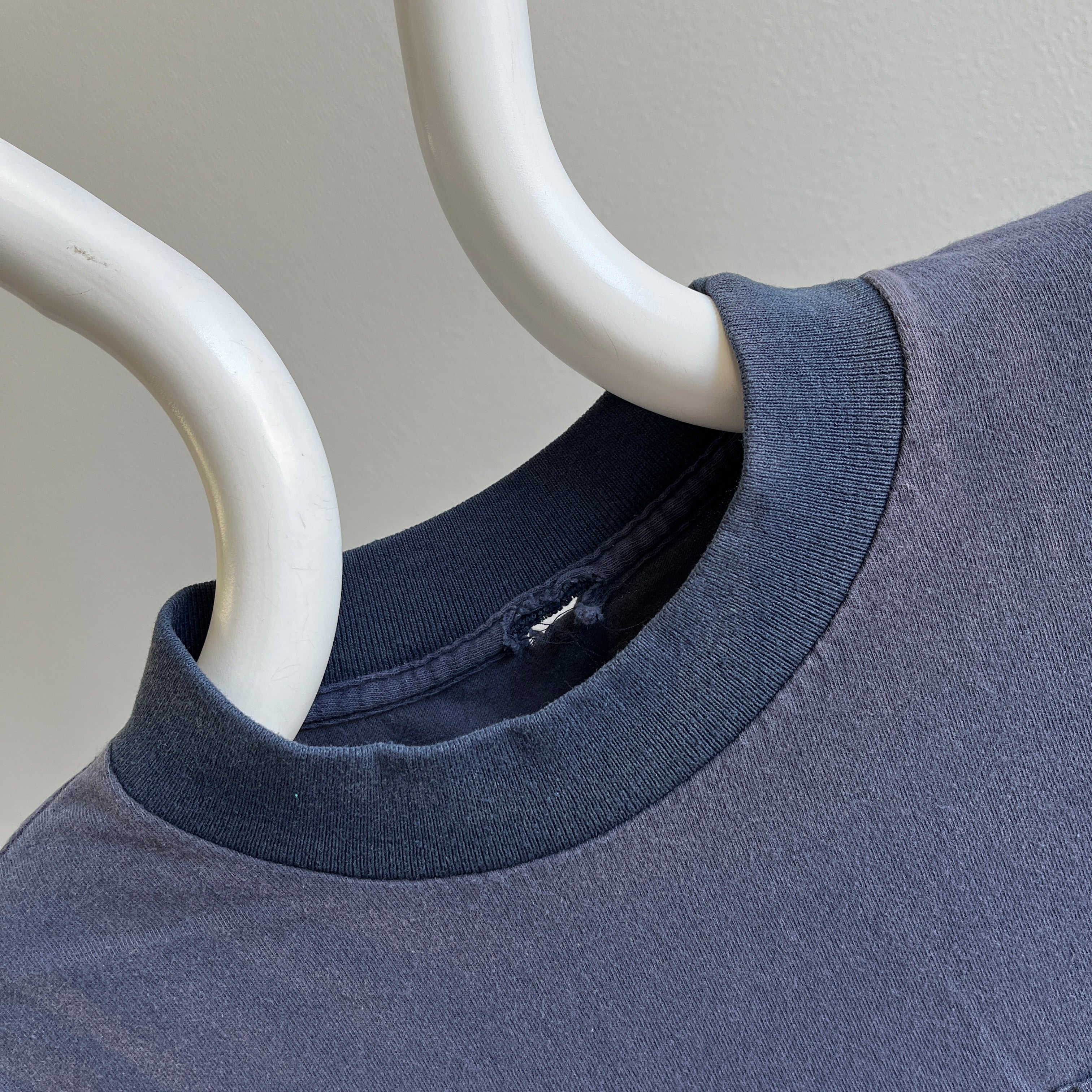 T-shirt à poche bleu marine délavé des années 1980 avec un col plus foncé - Tout est dans les détails !