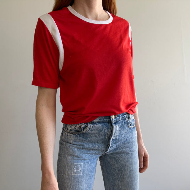 T-shirt à blocs de couleur rouge et blanc des années 1970