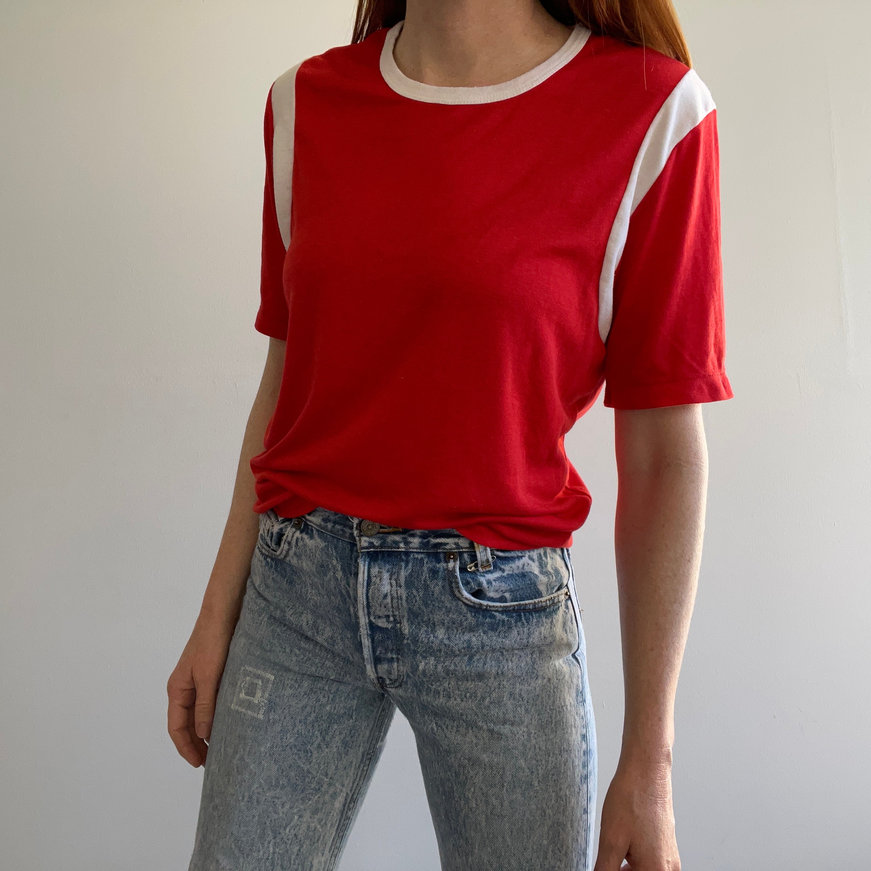 T-shirt à blocs de couleur rouge et blanc des années 1970