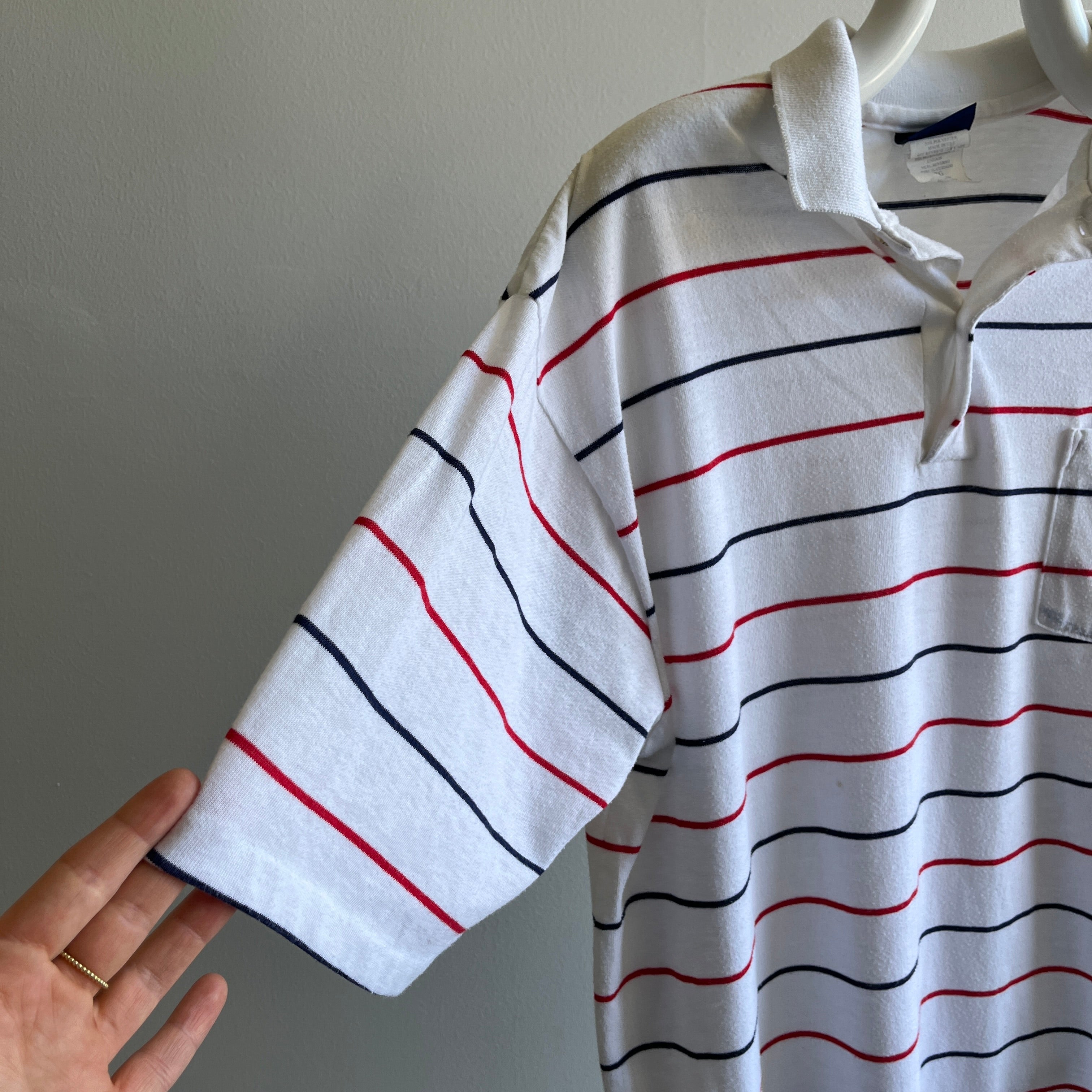 T-shirt polo à fines rayures rouge et bleu des années 1990