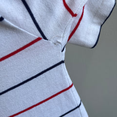 T-shirt polo à fines rayures rouge et bleu des années 1990