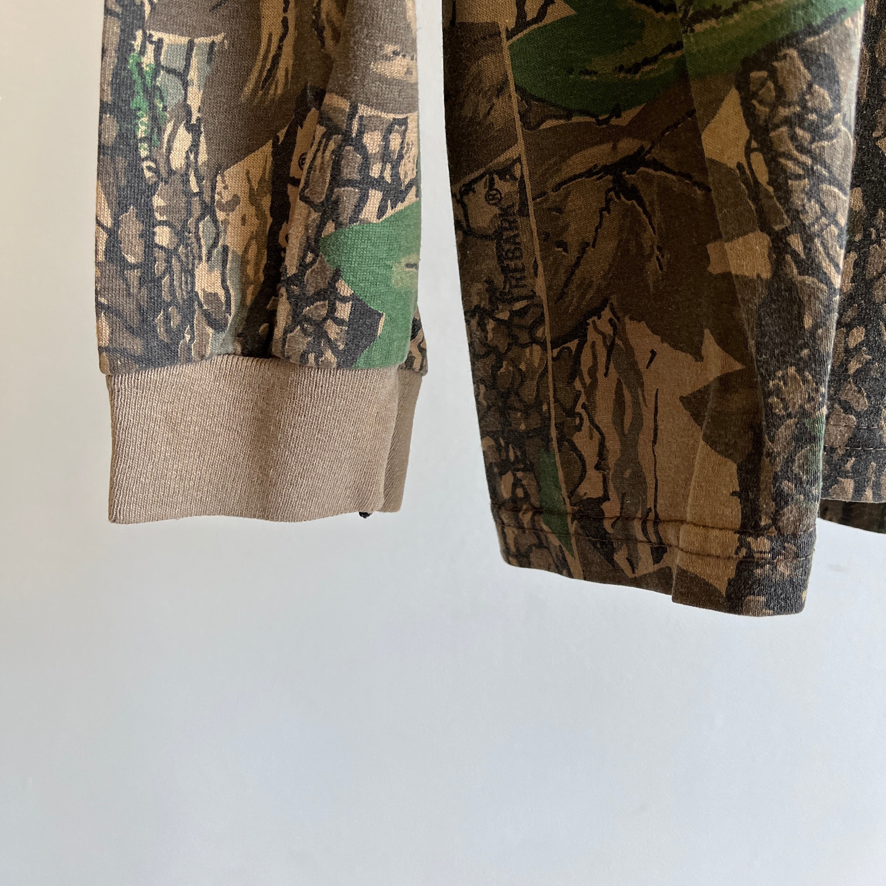 1980s Rebark Hunting Camo T-shirt à manches longues avec trous à l'arrière