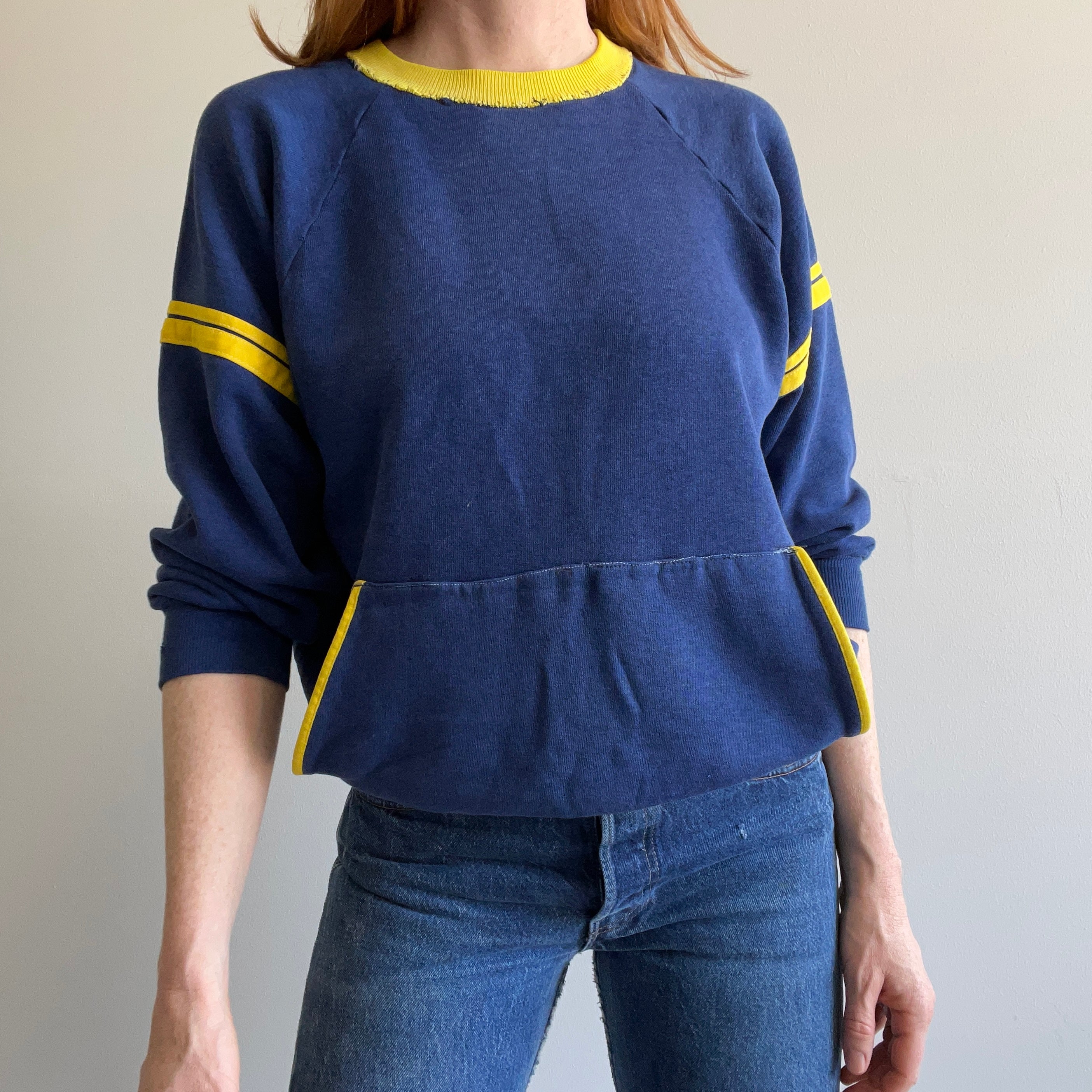 Sweat-shirt bleu marine et jaune super fin et réparé des années 1970 - Collection personnelle