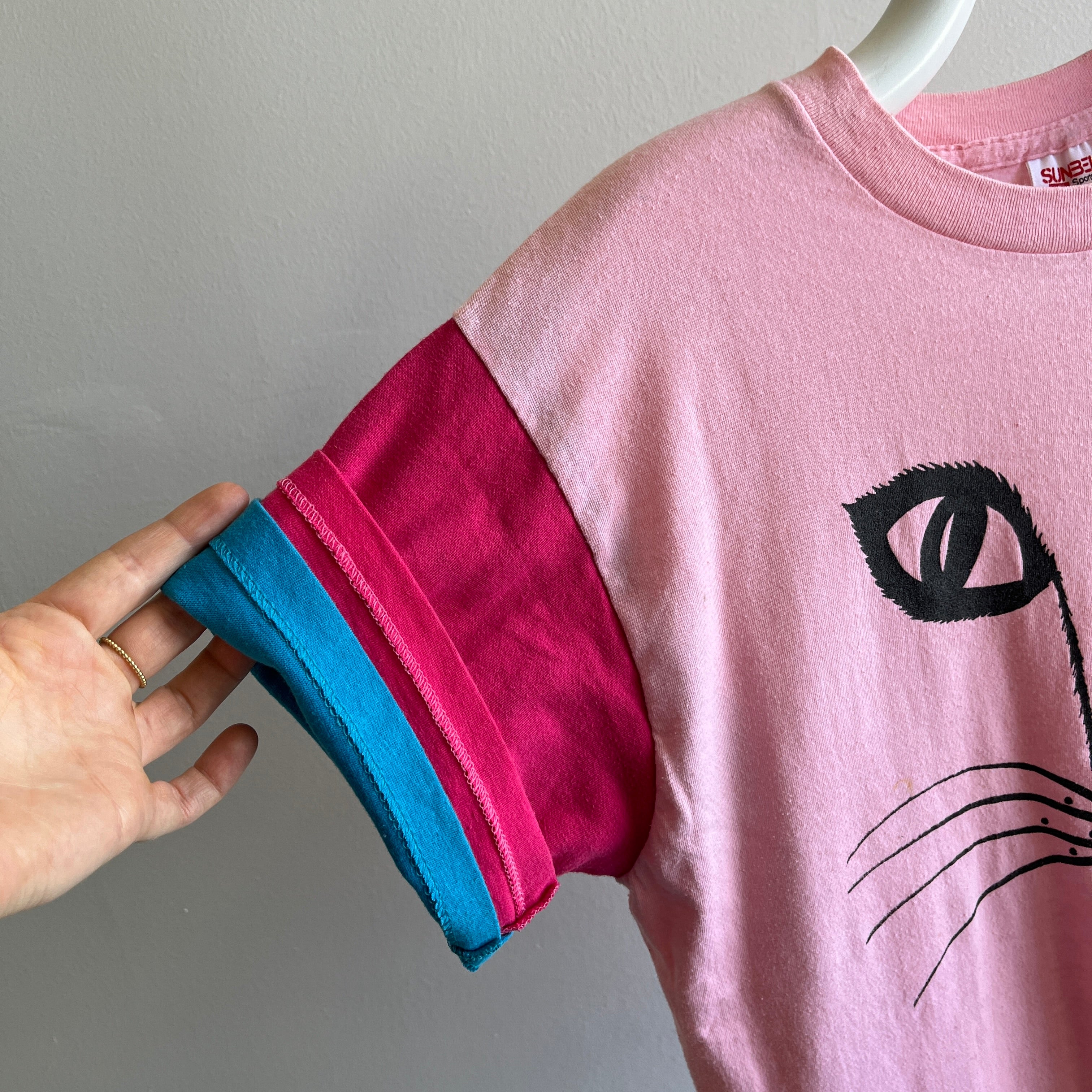 T-shirt chat à manches retroussées des années 1980 - Bonjour !