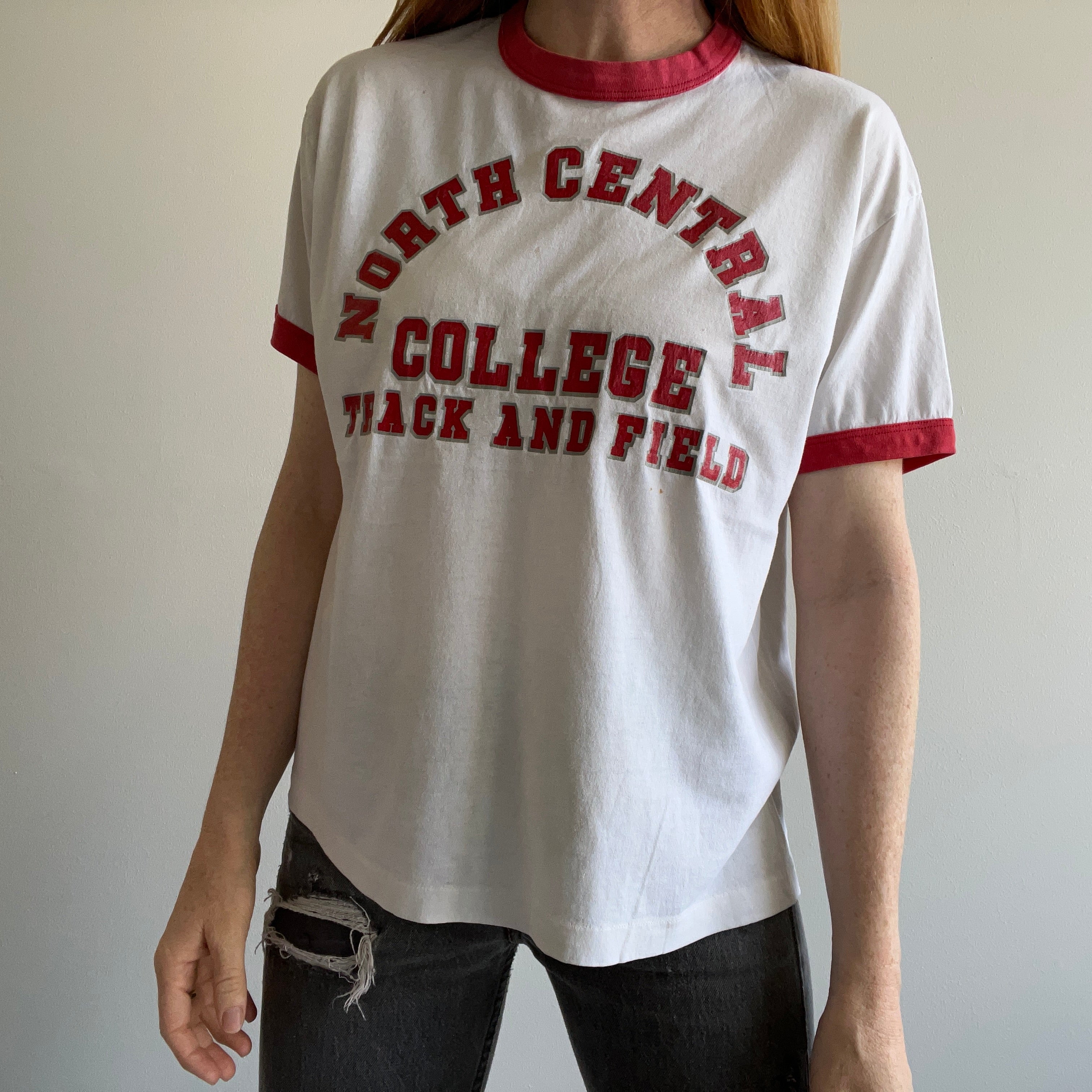 T-shirt d'athlétisme du North Central College des années 1980 par Tee Jays Ring