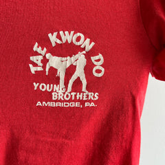 T-shirt avant et arrière Tae Kwon Do Young Brothers Sport-T des années 1970