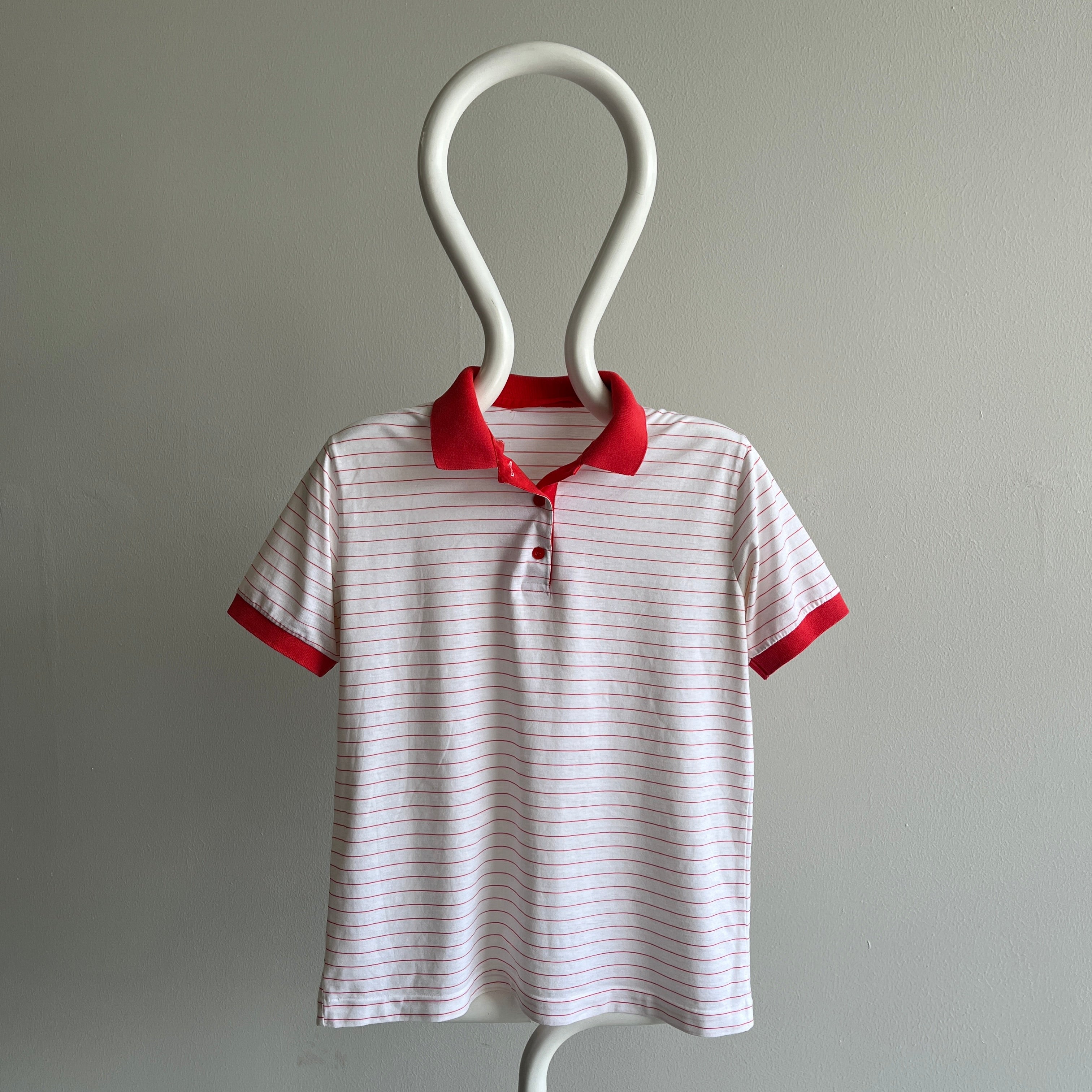 T-shirt polo rayé rouge et blanc des années 1980