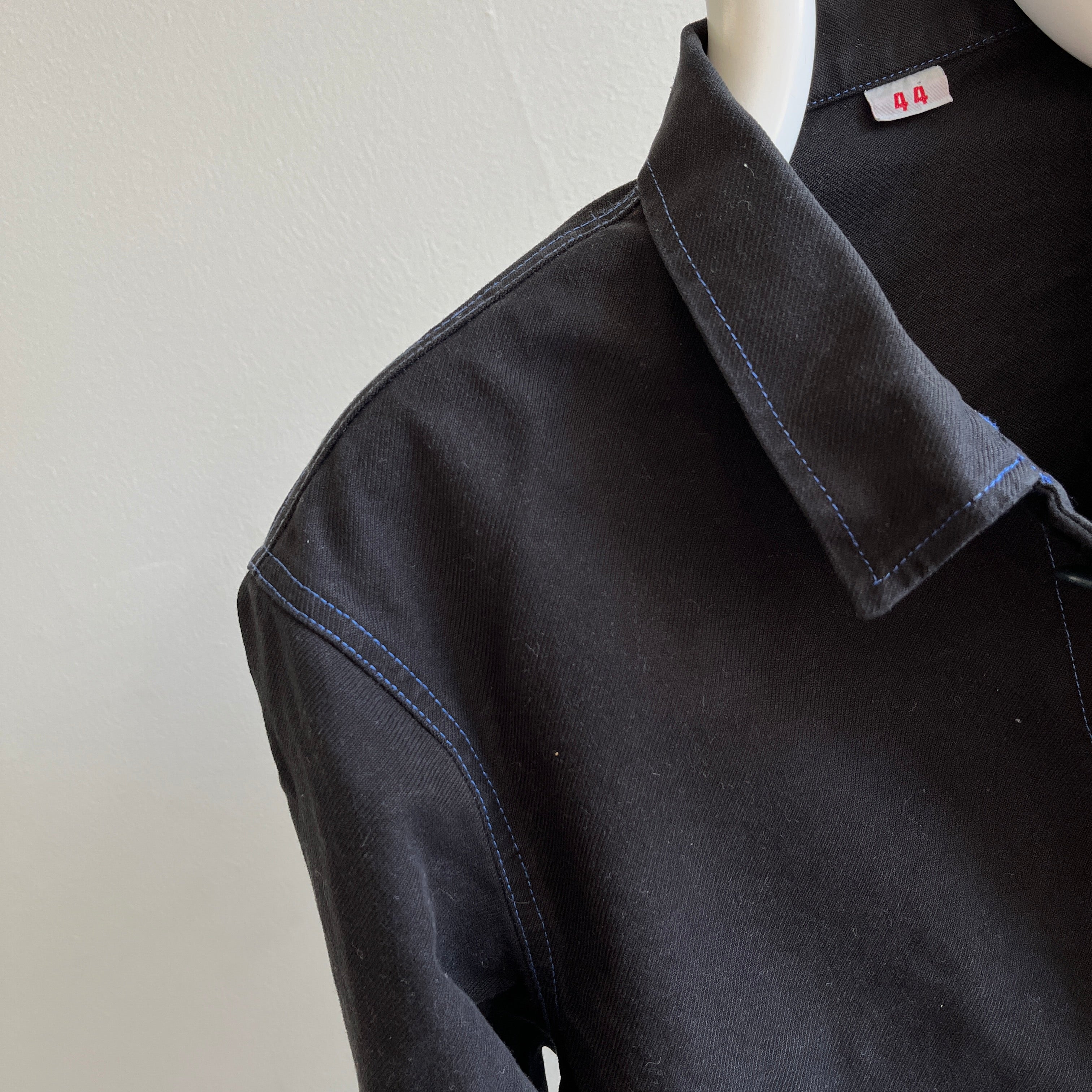 Manteau de corvée noir surteint des années 1990 avec coutures et boutons bleus
