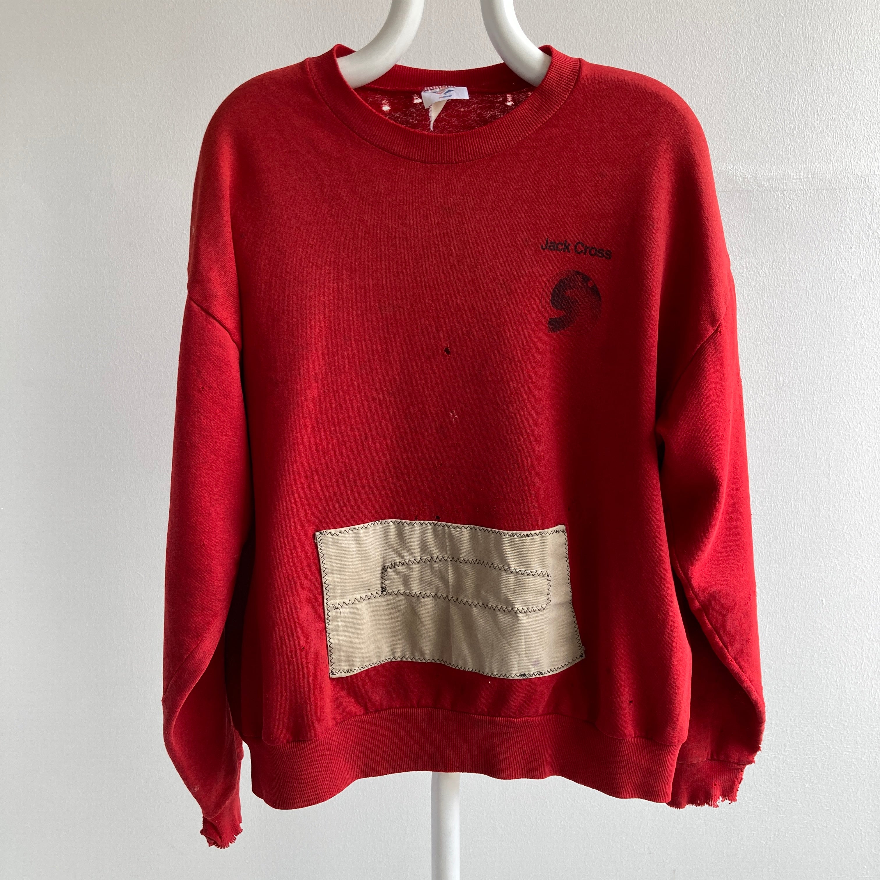 90's Beyond Destroyed, Patched, Then Destroyed Again Sweatshirt rouge et kaki taché d'huile et puis