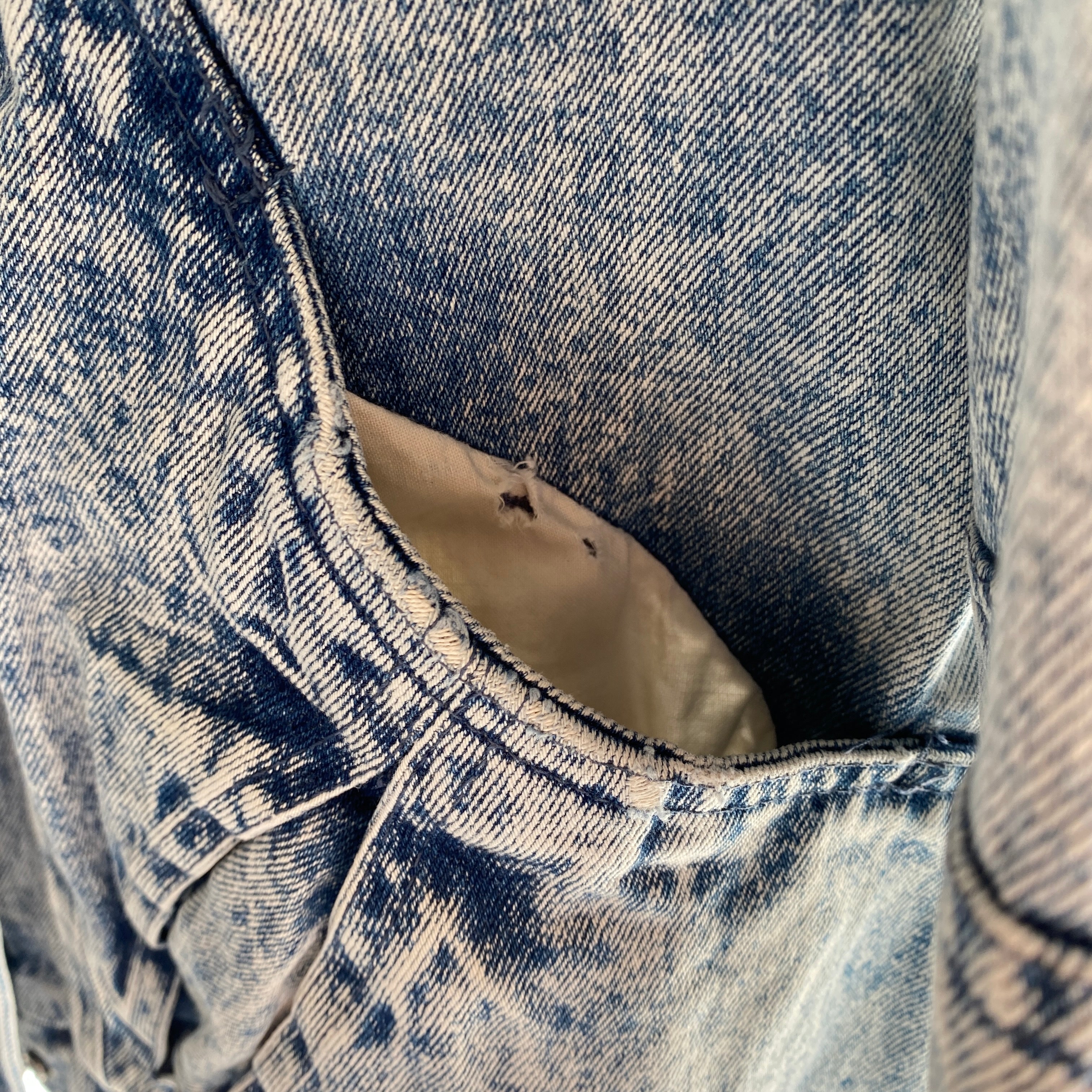 Veste en jean surdimensionnée délavée à l'acide des années 1980