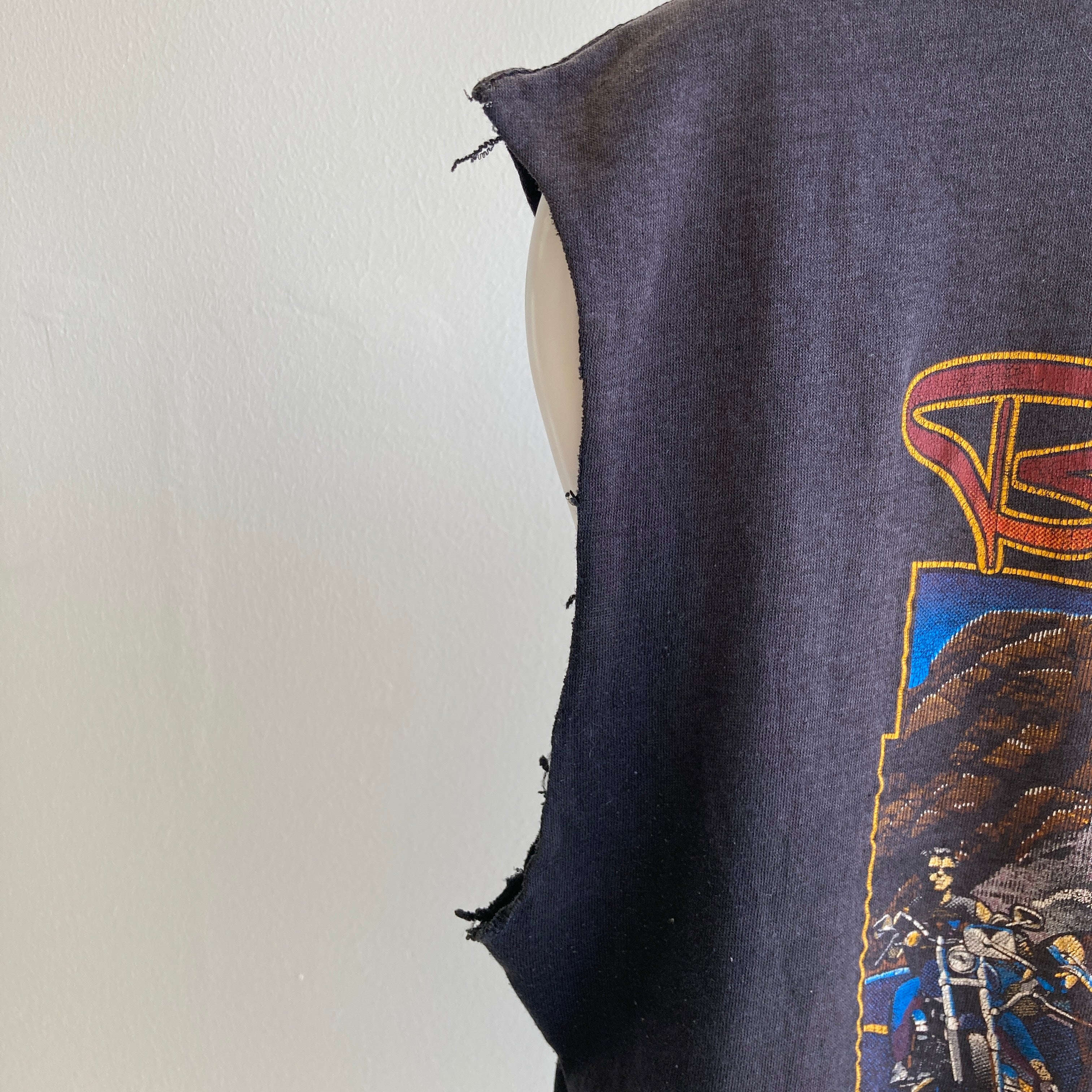 1984 Emblème 3D Harley Sturgis Beat Up Cut Off Muscle Tee - Rad Backside!