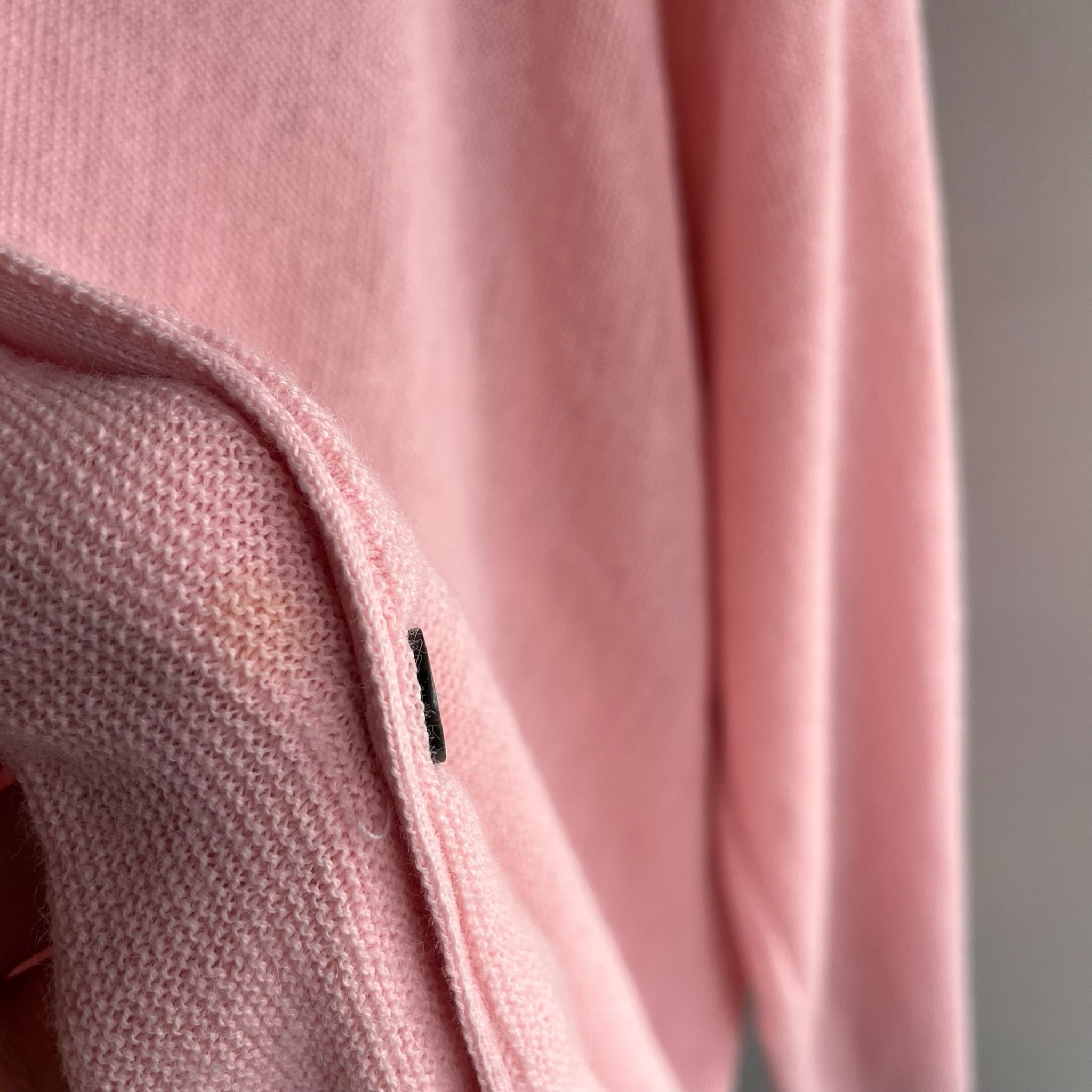 Cardigan Izod rose pâle des années 1980 avec coloration