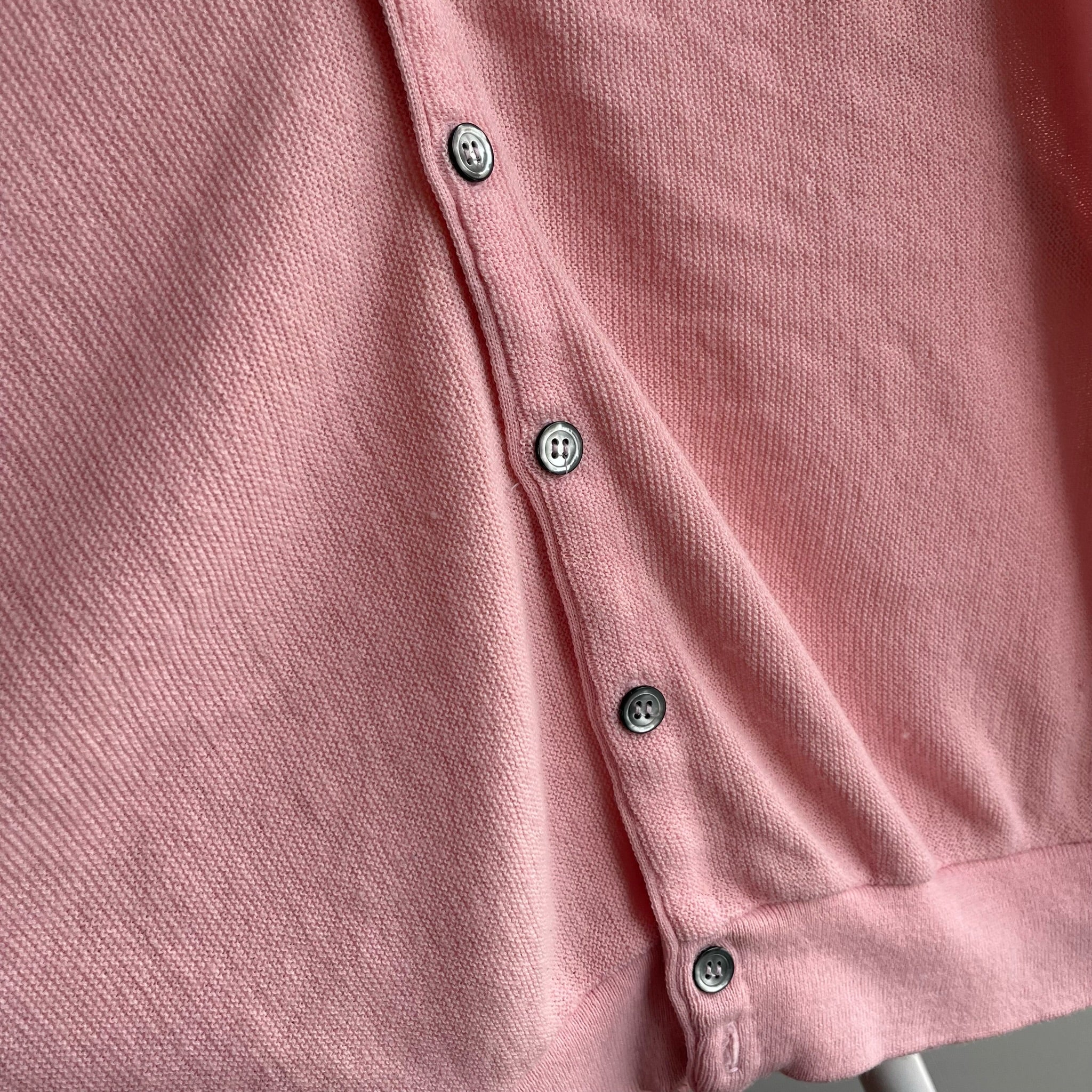 Cardigan Izod rose pâle des années 1980 avec coloration